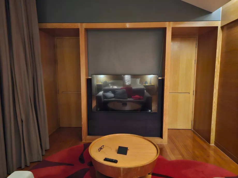 Kambarys su uždarytomis durimis, skiriančiomis prieškambarį ir vonios kambarį