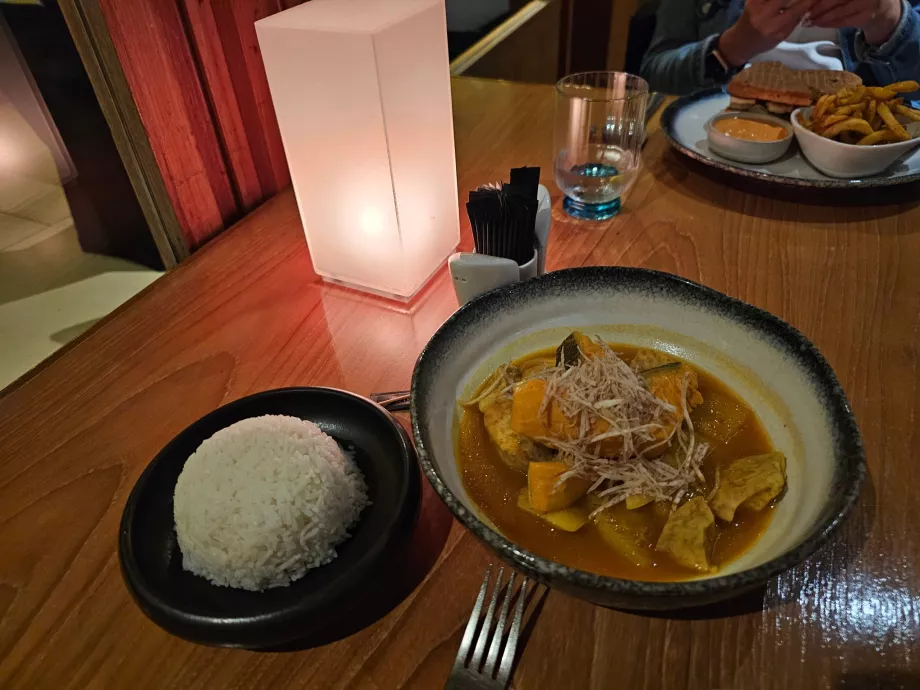 Vakarienė viešbučio restorane