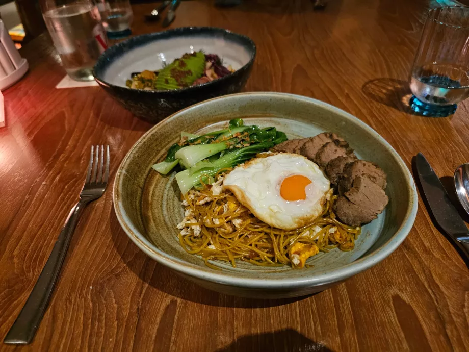 Vakarienė viešbučio restorane