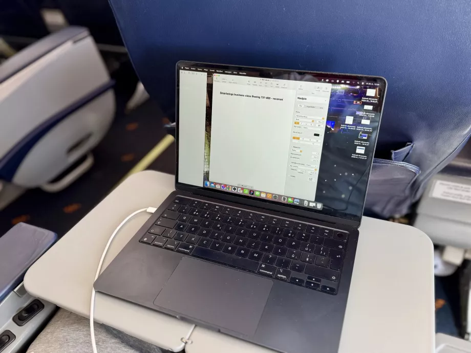 Daug vietos nešiojamajam kompiuteriui atidaryti