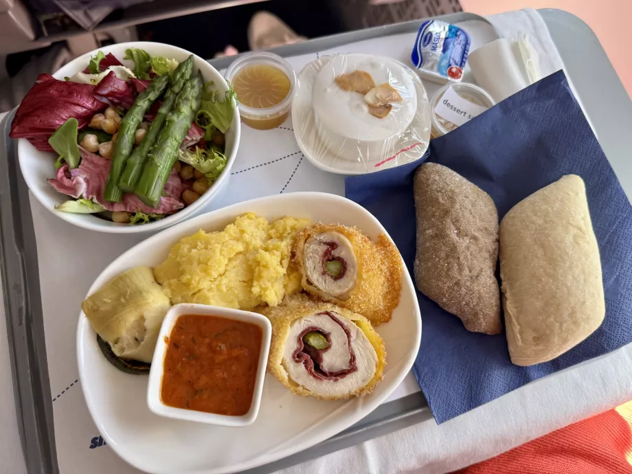 Pagrindinis patiekalas: keptas vištienos kepsnys su saulėje džiovintais pomidorais, koše ir keptų daržovių padažu.