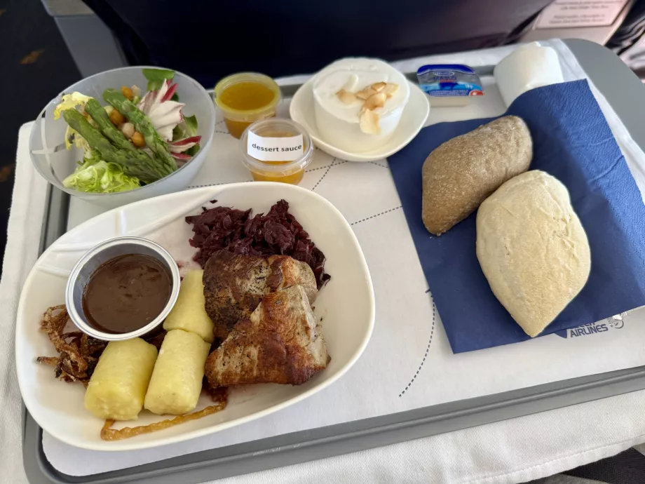 Pagrindinis patiekalas: kiaulienos nugarinė su gnocchi, raudonaisiais kopūstais ir keptais svogūnais