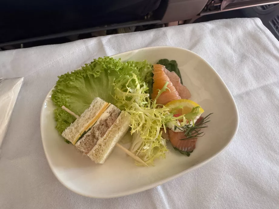 Užkandis: skrebučiai, salotos ir lašiša