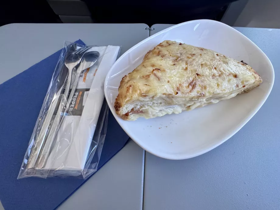 Pirmoji paslauga - kepta duona su sūriu ir kumpiu