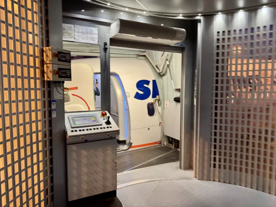 Į lėktuvą įlipame pirmieji