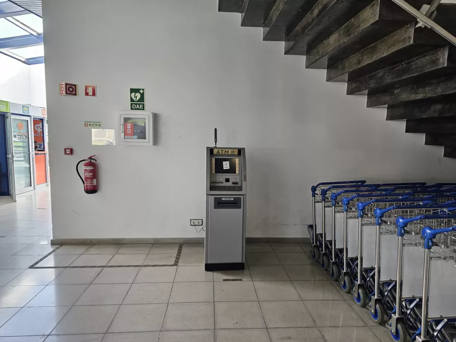 bankomatas išvykimo salėje (viešojoje erdvėje)