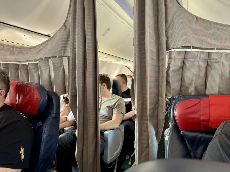 Užuolaida, skirianti verslo klasės ir ekonominės klasės saloną