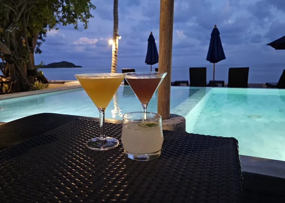 Gėrimai prie baseino