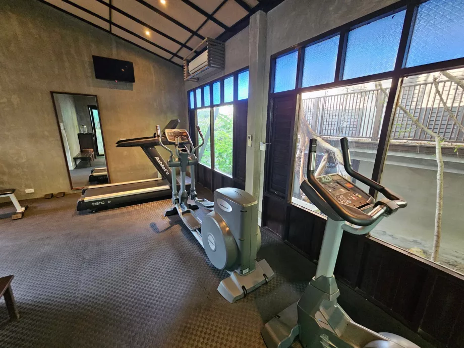 Sporto salė su sena įranga