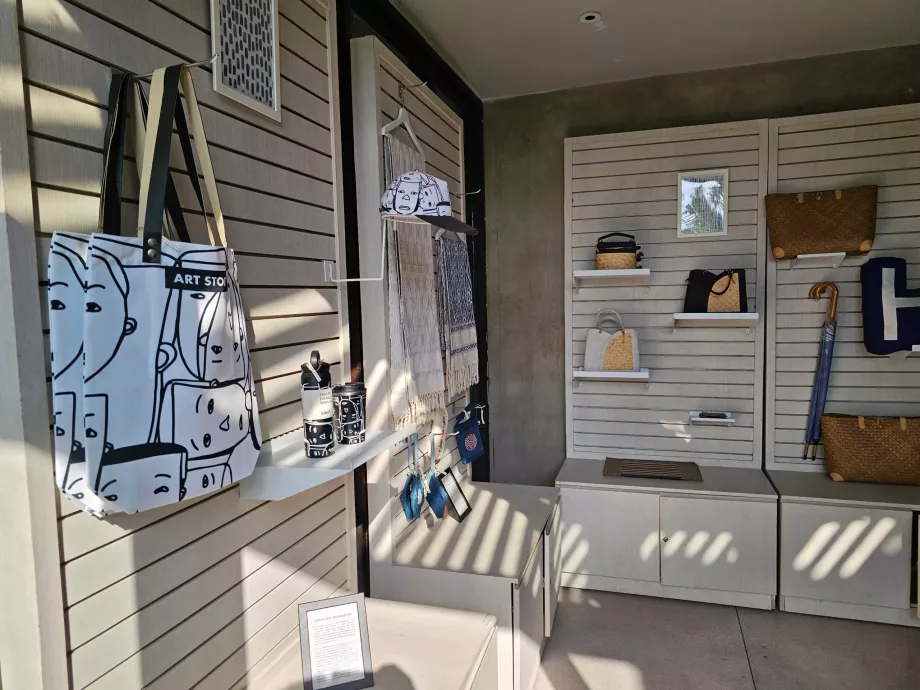 Nedidelė suvenyrų parduotuvė registratūroje