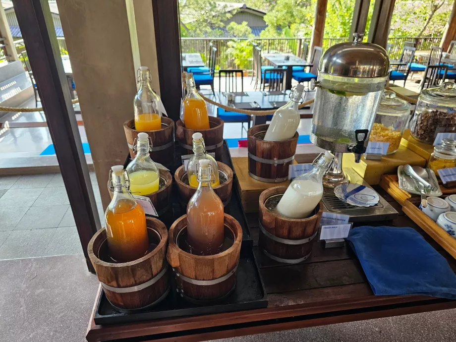 Pusryčiai - sultys, vanduo ir pienas