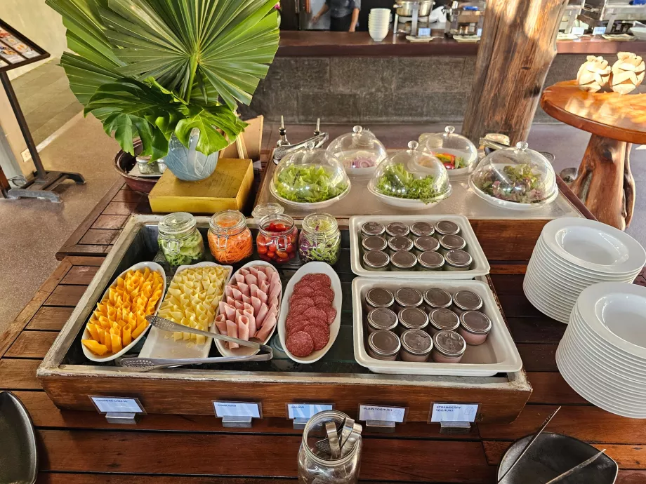 Pusryčiai - kumpis, sūris ir daržovės