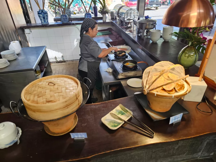 Pusryčiai - blynų ir kiaušinių paruošimas