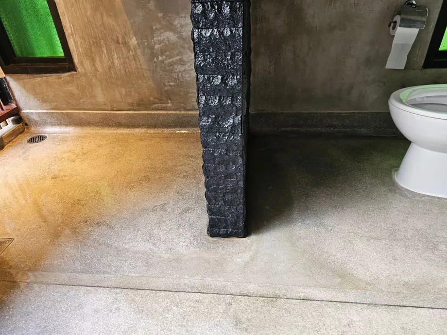 Vanduo iš dušo bėga į klozetą