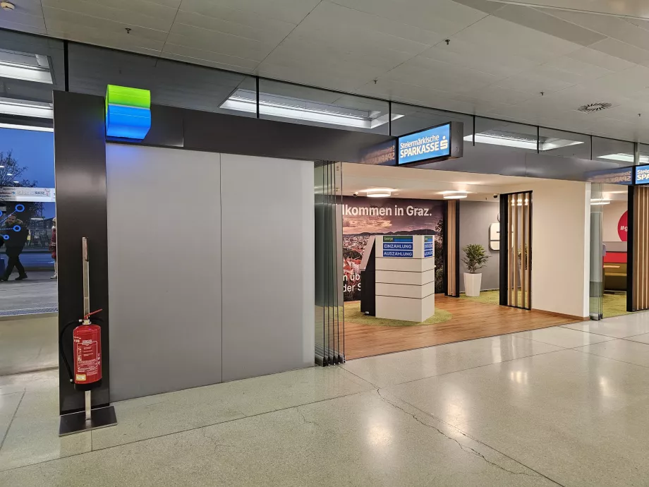 Bankomatas tarp atvykimo ir išvykimo salės