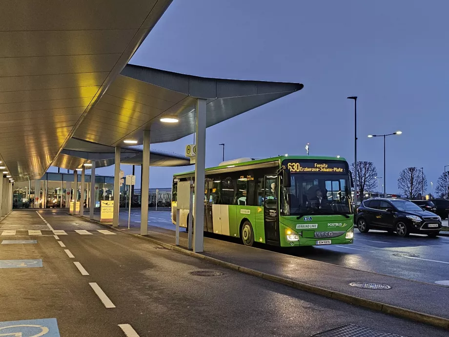 630 autobusų stotelė priešais išvykimo salę