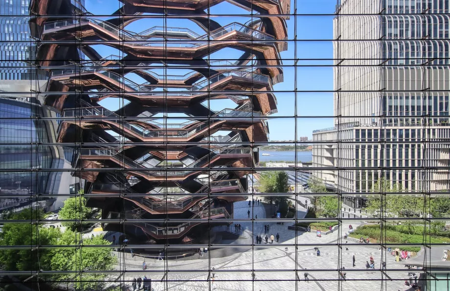 Laivas, matomas iš dangoraižio "The Edge