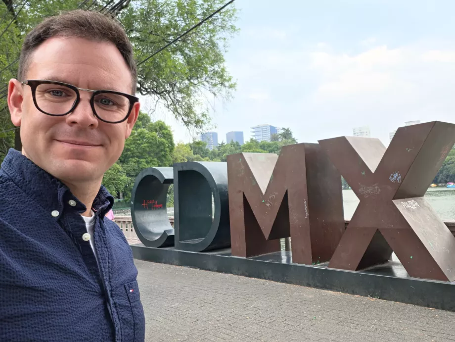Aš priešais užrašą "CDMX"