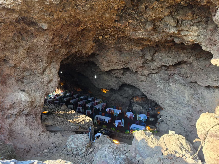 Pirmas restorano "La Gruta" vaizdas