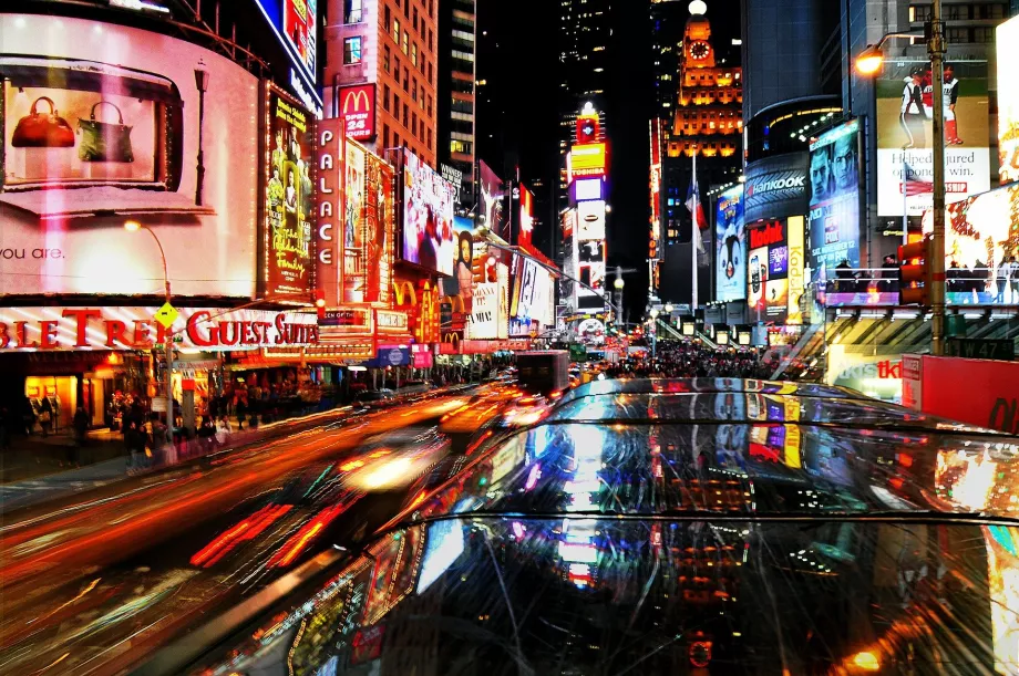 Tūkstančiai žibintų Times Square aikštėje