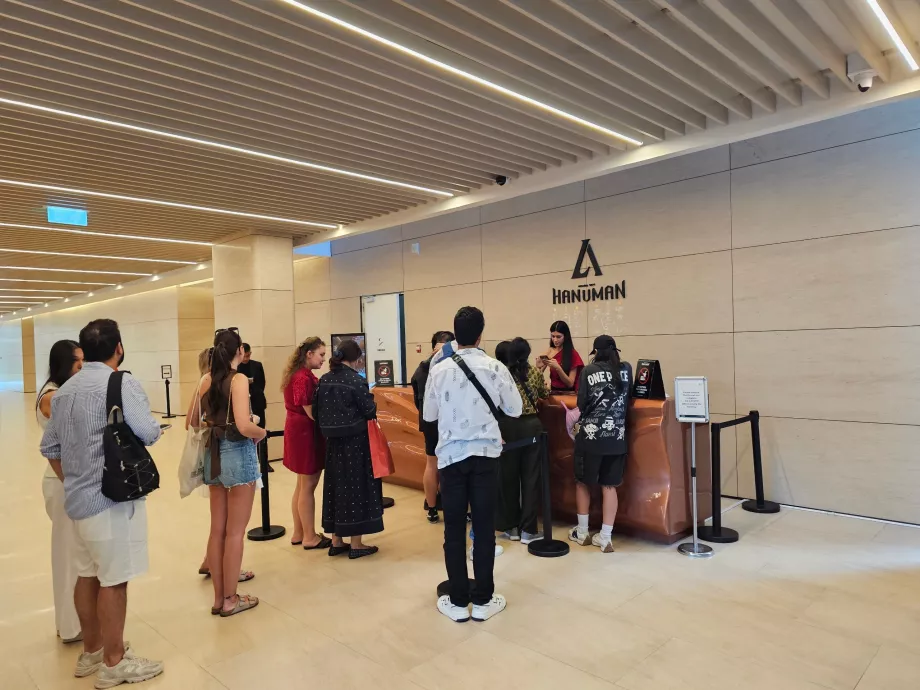 Akara Sky Hanuman - Priėmimas rūsyje