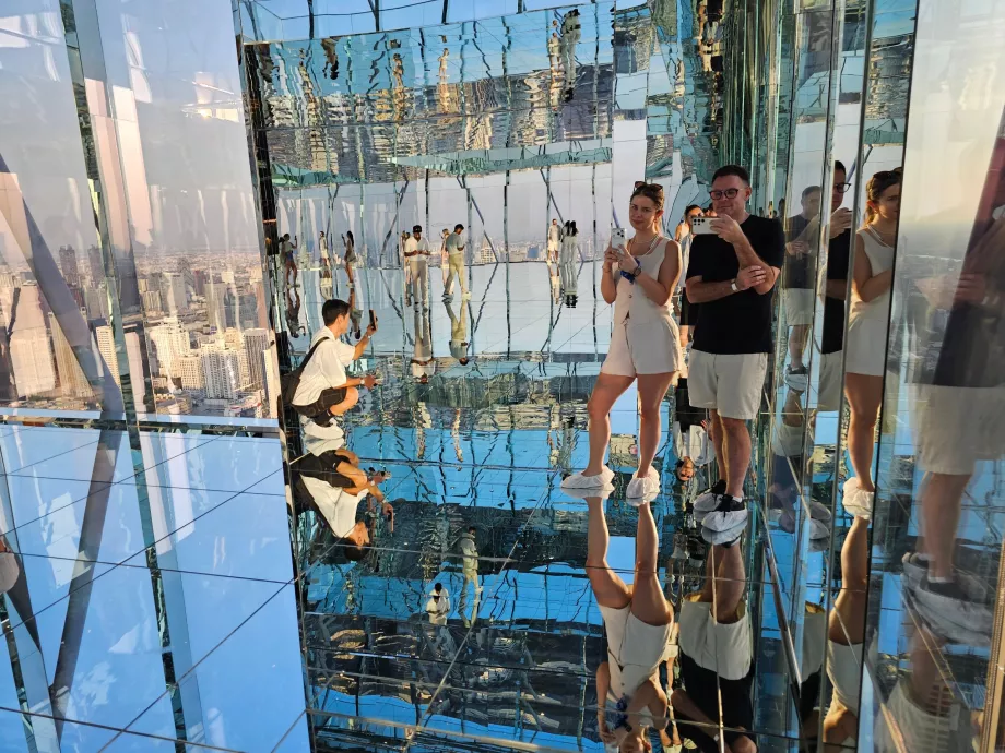 Akara Sky Hanuman - Mes kambaryje Bankoko atspindys