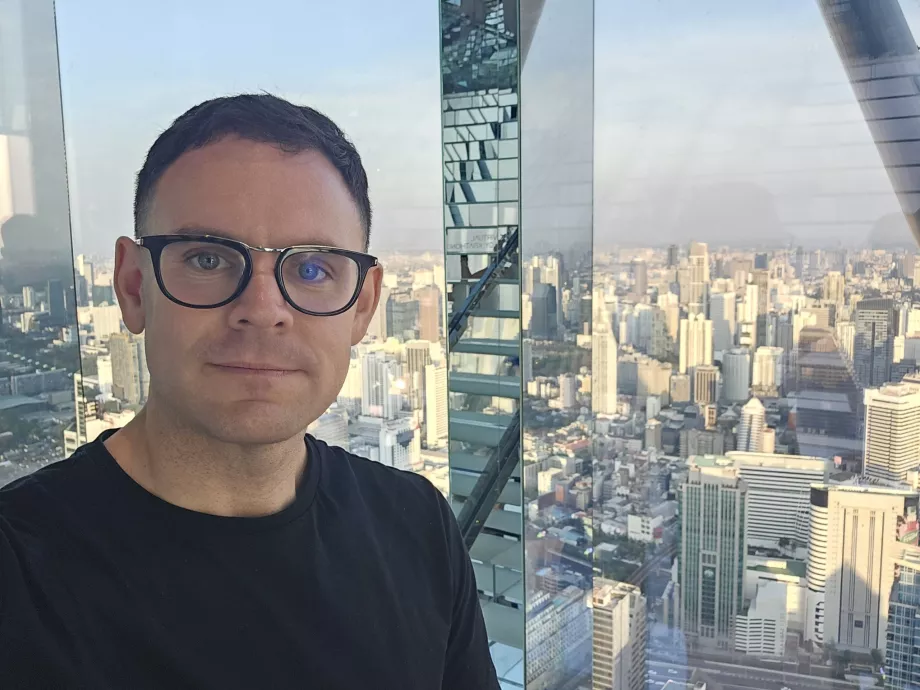 Akara Sky Hanuman - Aš kambaryje Bankoko atspindys