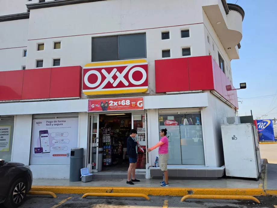 Priešais yra "Oxxo" mini turgelis