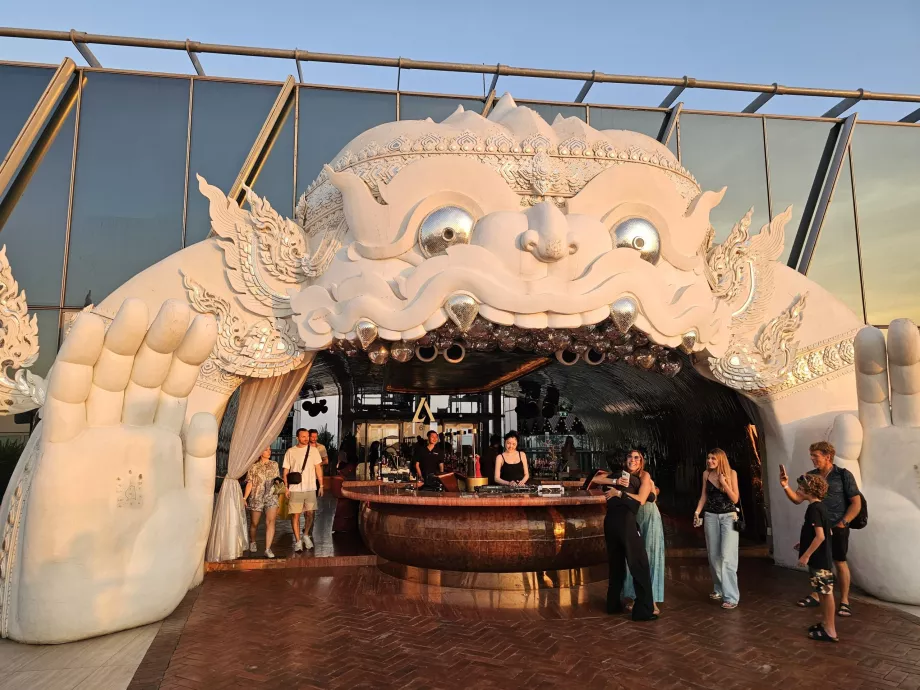 "Akara Sky Hanuman" - simbolinis įėjimas į terasą