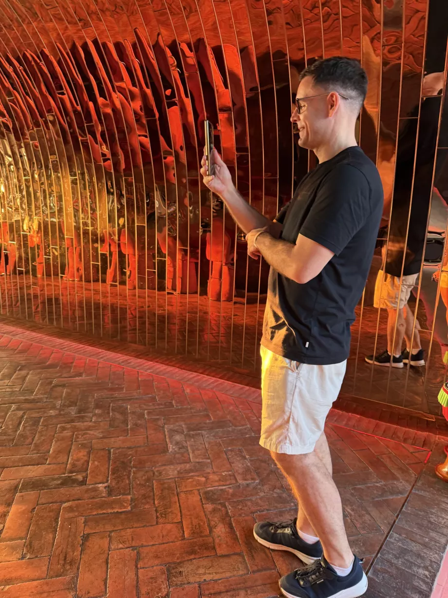 Aš "Akara Sky Hanuman" bare ant stogo