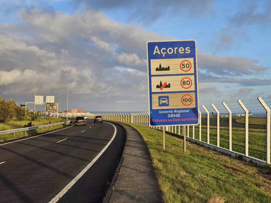 Automobilių nuoma - ženklas išvažiavus iš Ponta Delgados oro uosto
