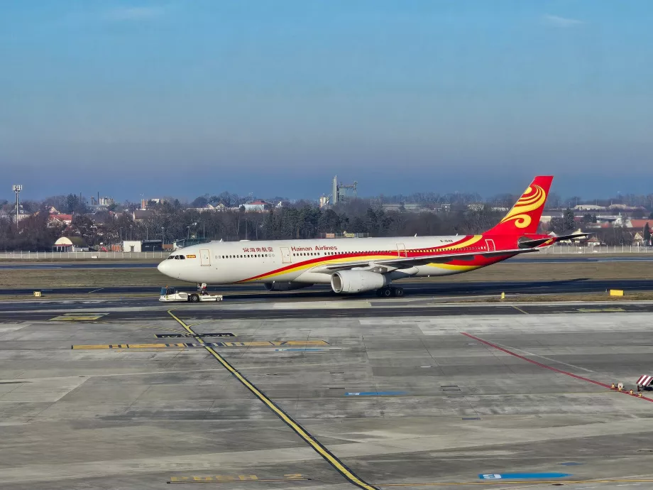 Airbus A330-300 "Hainan Airlines" Prahoje