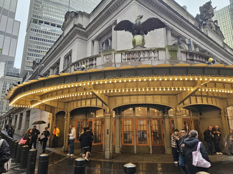 Erelio statula virš įėjimo