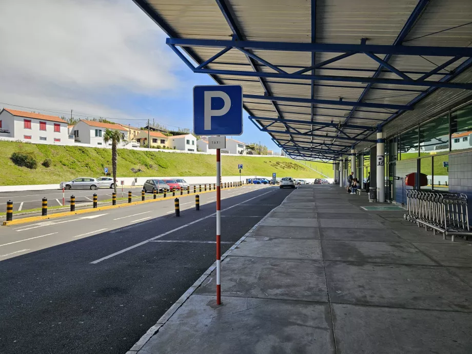 Taksi stovėjimo aikštelė tiesiai priešais terminalą