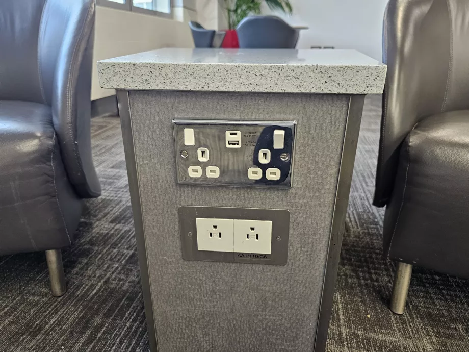 Kištukiniai lizdai ir įkrovikliai