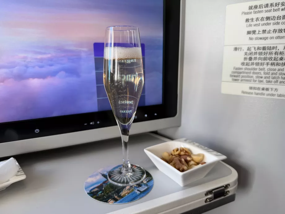 Sveikinimo gėrimas ir riešutai