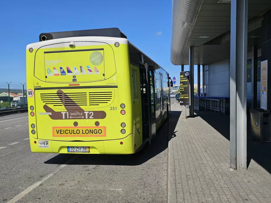 Maršrutinio autobuso stotelė priešais 2 terminalą