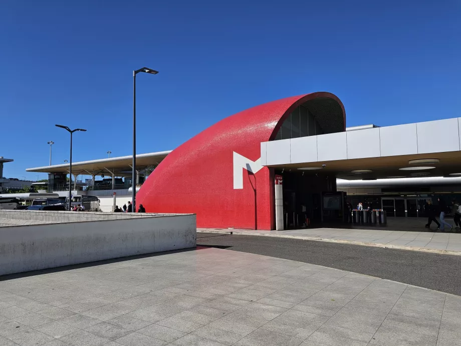 Metro stotis priešais 1 terminalą