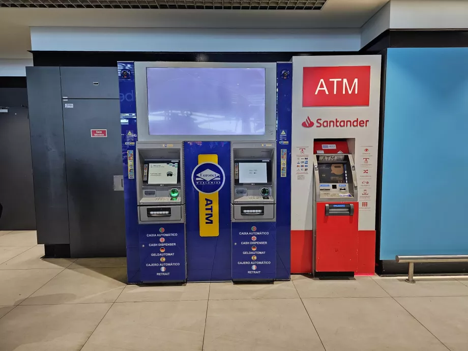 Bankomatai 1 terminalo atvykimo salėje