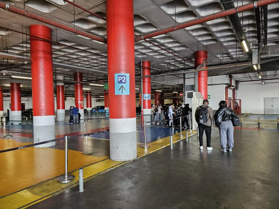 Automobilių stovėjimo aikštelė P2 - "Uber" ir "Bolt" taksi stendas