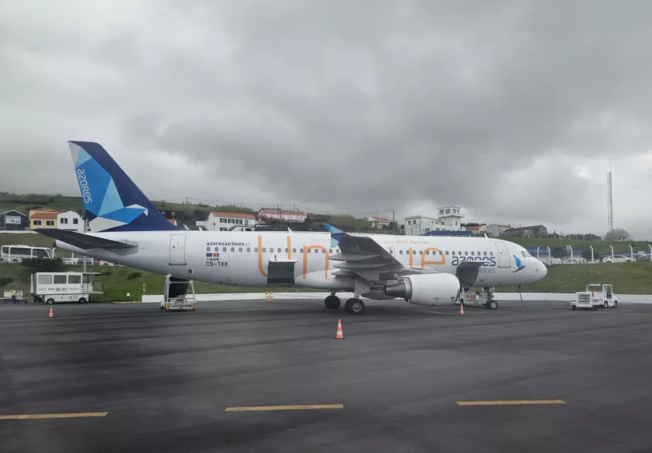 "Azores Airlines", "Airbus A320" su užrašu "Unique"