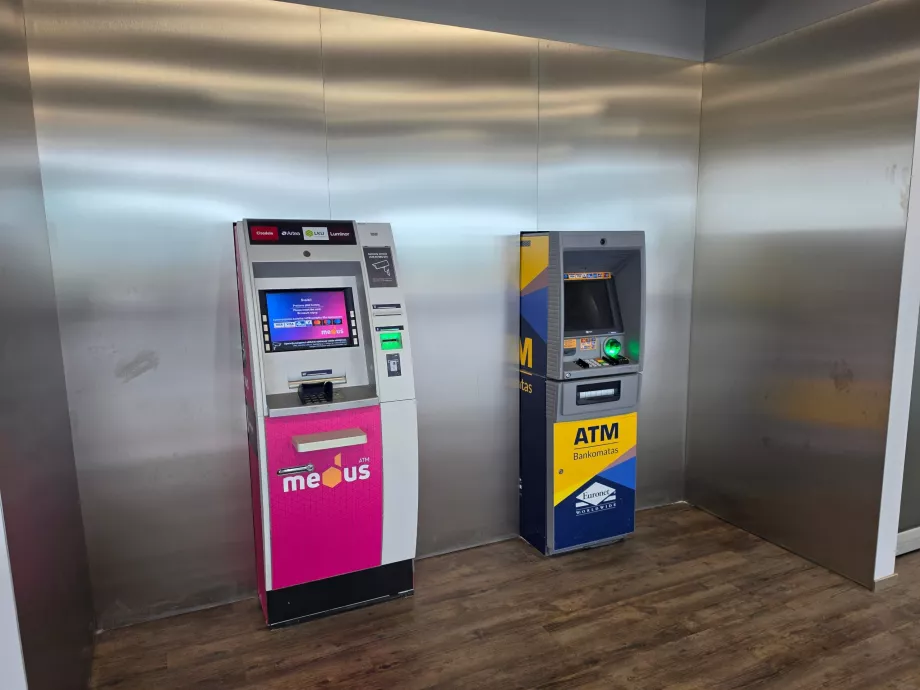 Bankomat atvykimo salėje