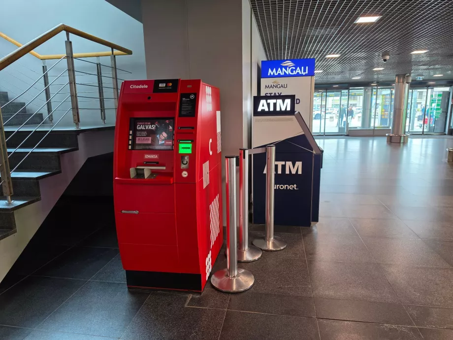 Bankomatai atvykimo salėje