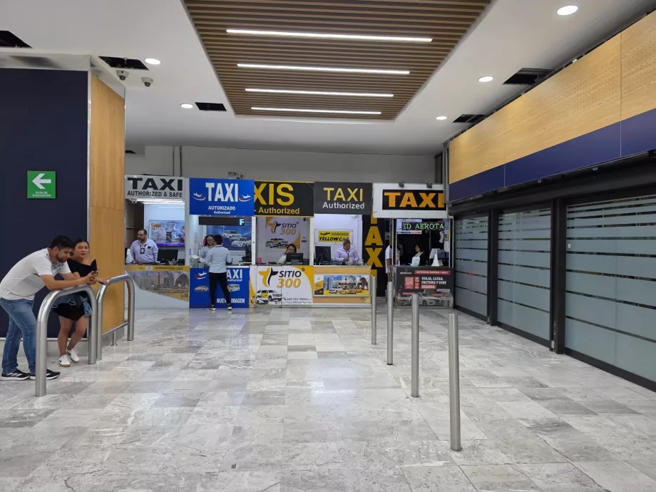 Taksi stendai atvykimo salėje