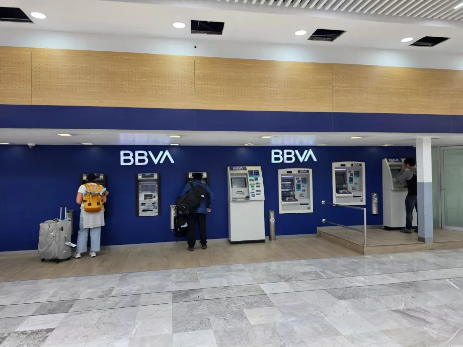 Bankomatai atvykimo salėje