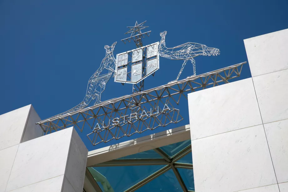 Australijos herbas virš įėjimo į Parlamentą