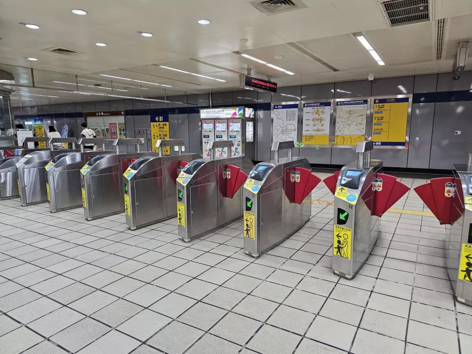 Turniketai prie įėjimo į metro