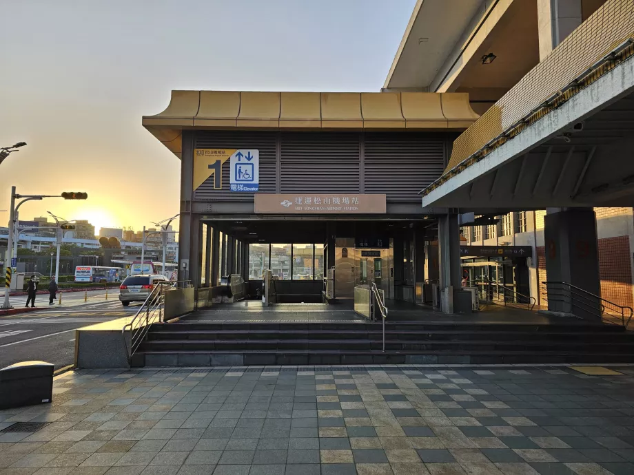 Įėjimas į metro priešais terminalą