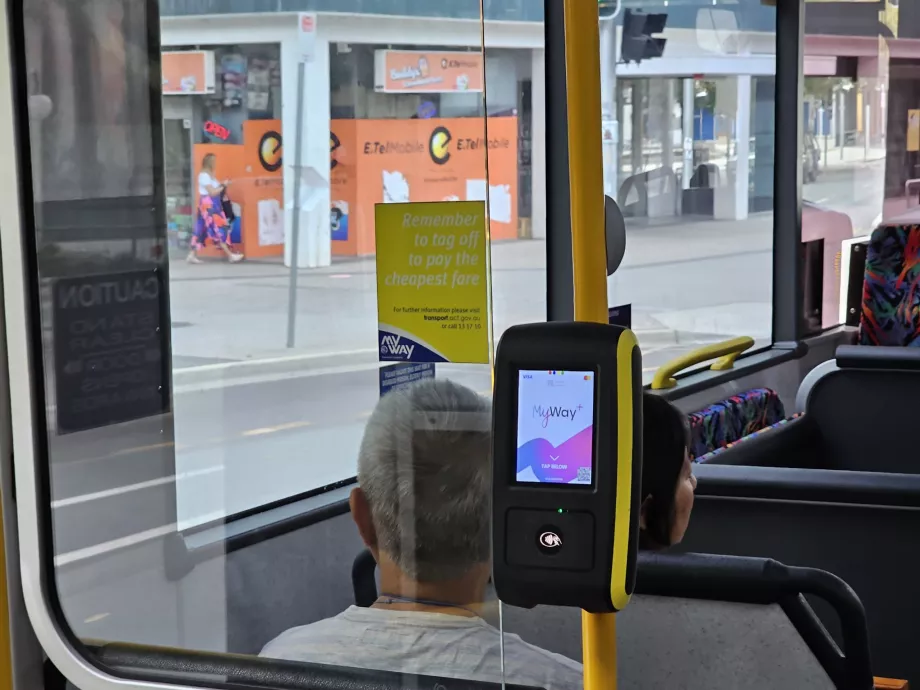Autobusų bilietų tvirtinimo įrenginys