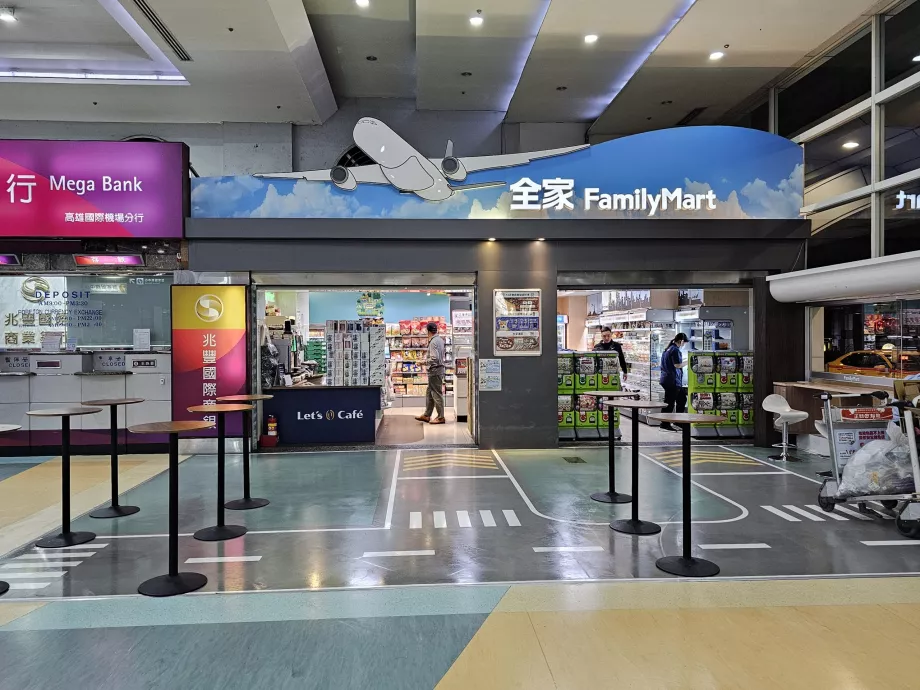 "FamilyMart", Kaohsiungo oro uostas